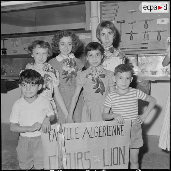 Alger. Portrait d'un groupe d'enfants.