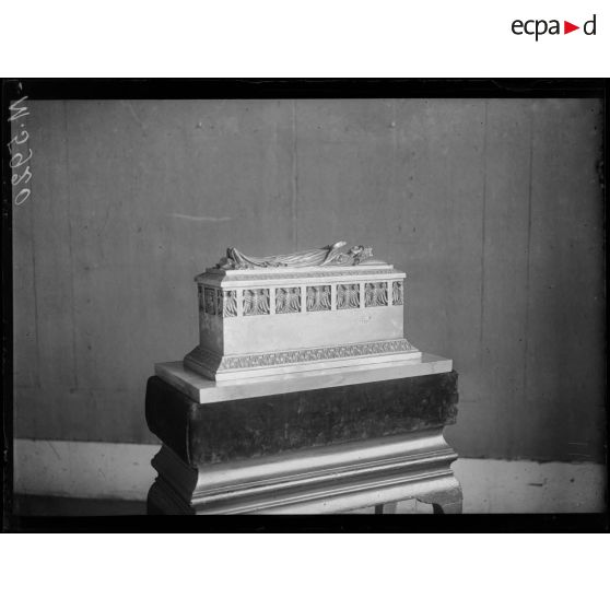 Paris, exposition polonaise. Sarcophage de la reine Hedwige. [légende d'origine]