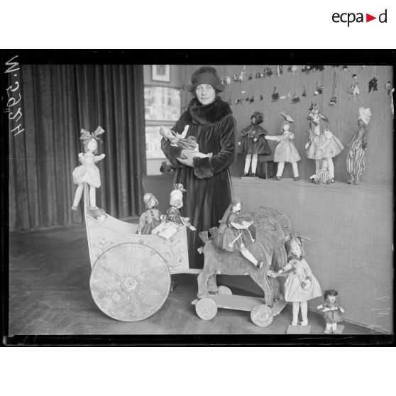 Paris, exposition polonaise. Les poupées de Mme Lazarski. [légende d'origine]