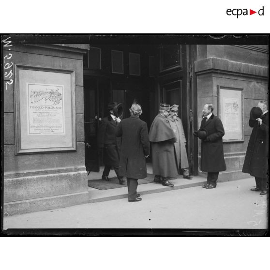 Paris, exposition polonaise. La sortie des visiteurs. [légende d'origine]