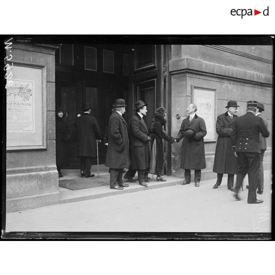 Paris, exposition polonaise. La sortie des visiteurs. [légende d'origine]