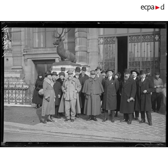 Paris, exposition polonaise. Groupe de notabilités et d'organisateurs de l'exposition. [légende d'origine]