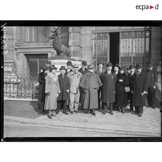Paris, exposition polonaise. Groupe de notabilités et d'organisateurs de l'exposition. [légende d'origine]