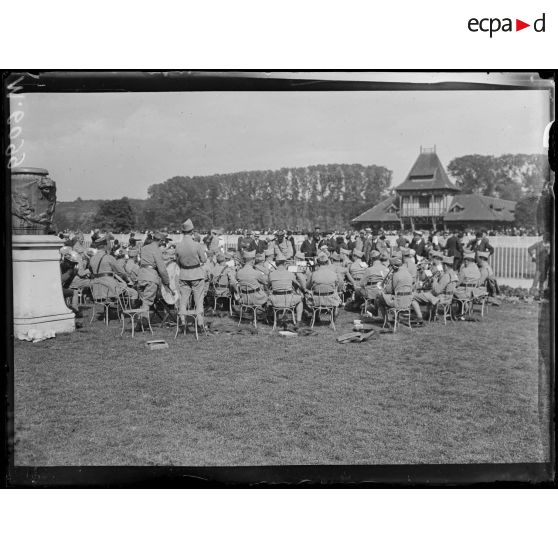 Maison-Lafitte, fanfare du 31e régiment d'infanterie sur la pelouse du Champ de Mars. [légende d'origine]