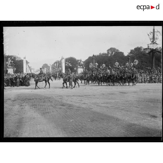 Paris, Champs-Elysées, défilé du 14 juillet 1919. Le maréchal Haig et son état-major. [légende d'origine]