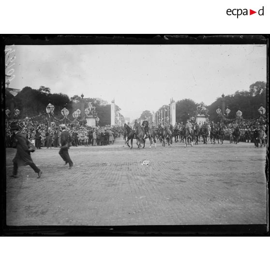 Paris, Champs-Elysées, défilé du 14 juillet 1919. Les maréchaux Joffre et Foch. [légende d'origine]