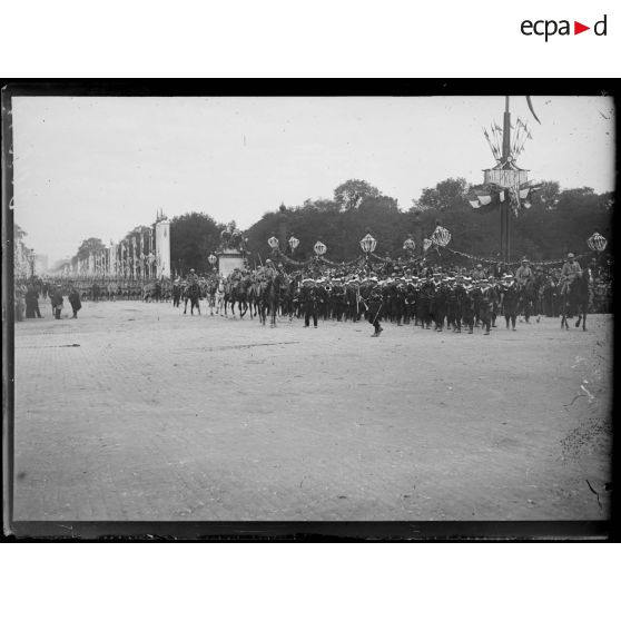 Paris, Champs-Elysées, défilé du 14 juillet 1919. La musique de la flotte. [légende d'origine]