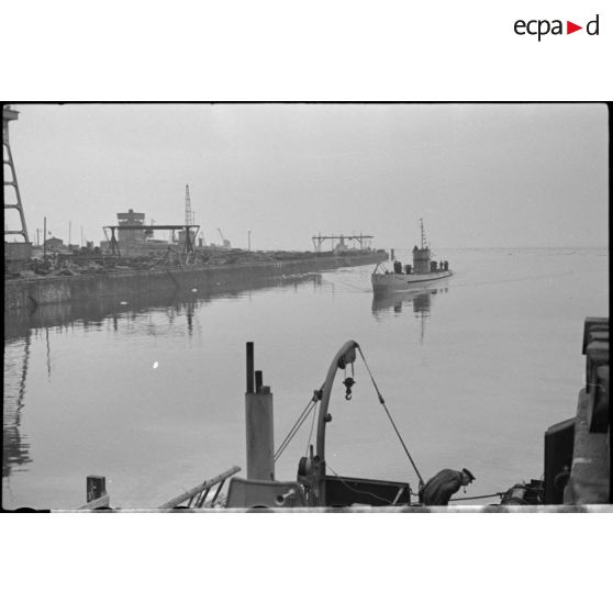 Retour du sous-marin allemand U-Boot U-37 dans le port de Wilhelmshaven.