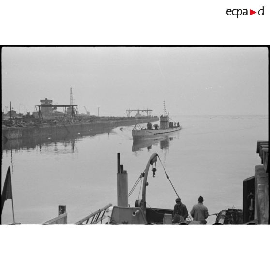 Retour du sous-marin allemand U-Boot U-37 dans le port de Wilhelmshaven.
