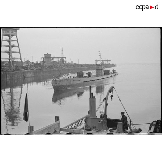 Retour du sous-marin allemand U-Boot U-37 dans le port de Wilhelmshaven.