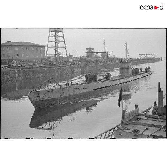Retour du sous-marin allemand U-Boot U-37 dans le port de Wilhelmshaven.