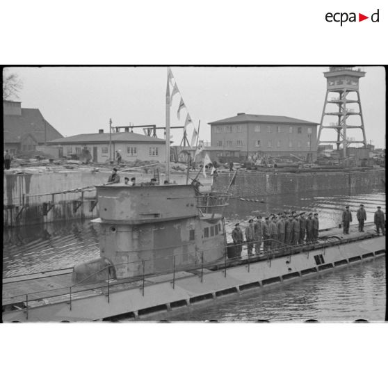 Retour de croisière du sous-marin allemand U-37 et arrivée dans le port de Wilhelmshaven.