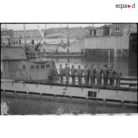 Retour de croisière du sous-marin allemand U-37 et arrivée dans le port de Wilhelmshaven.