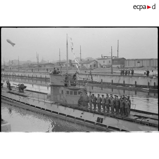 Retour de croisière du sous-marin allemand U-37 et arrivée dans le port de Wilhelmshaven.