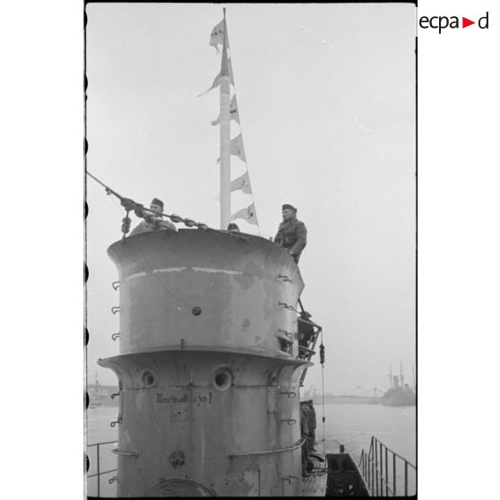 Le Korvettenkapitän Werner Hartmann, commandant de l'U-37, dans le kiosque de son sous-marin.