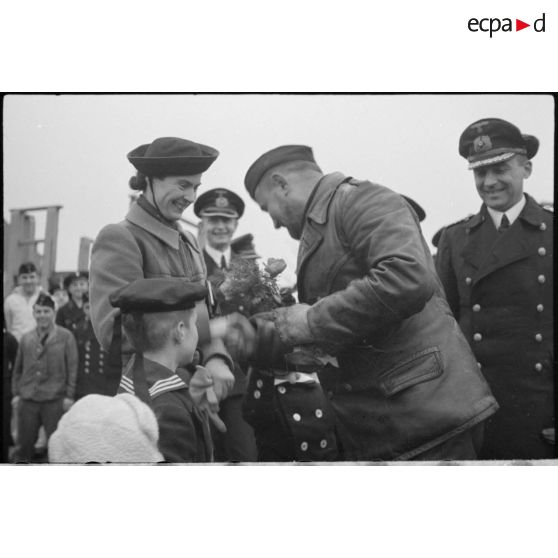 Accueil de Werner Hartmann par deux enfants et leur mère.