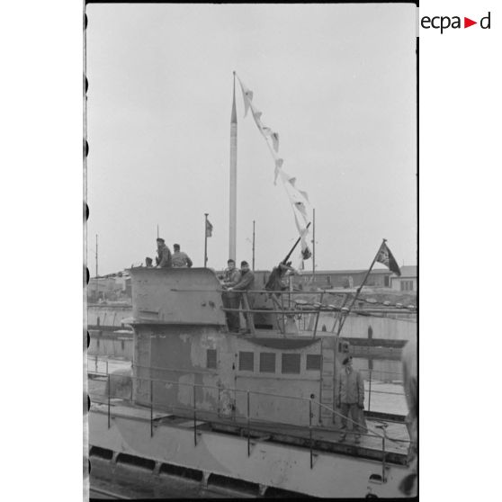 Retour de croisière du sous-marin allemand U-37 et arrivée dans le port de Wilhelmshaven.