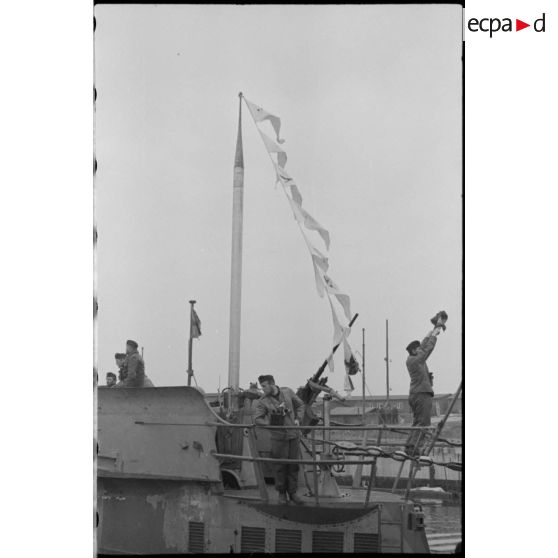 Retour de croisière du sous-marin allemand U-37 et arrivée dans le port de Wilhelmshaven.