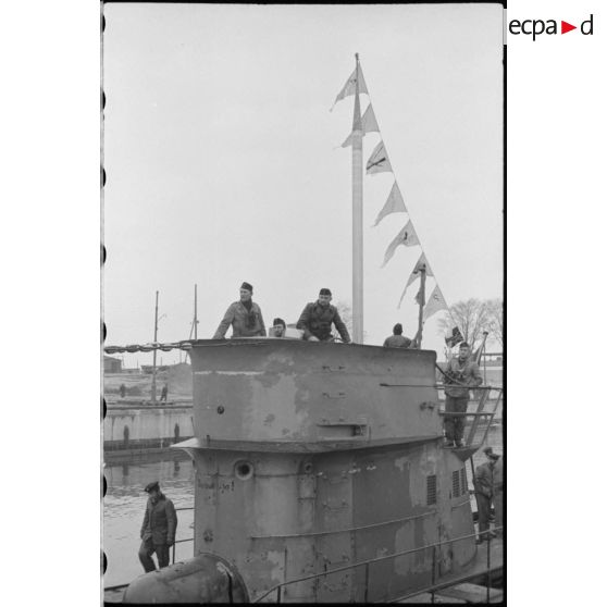 Retour de croisière du sous-marin allemand U-37 et arrivée dans le port de Wilhelmshaven.