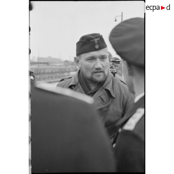 Sur le Wilhelmshaven, l'accueil sur le quai du commandant U-37 Werner Hartmann et de ses lieutenants.