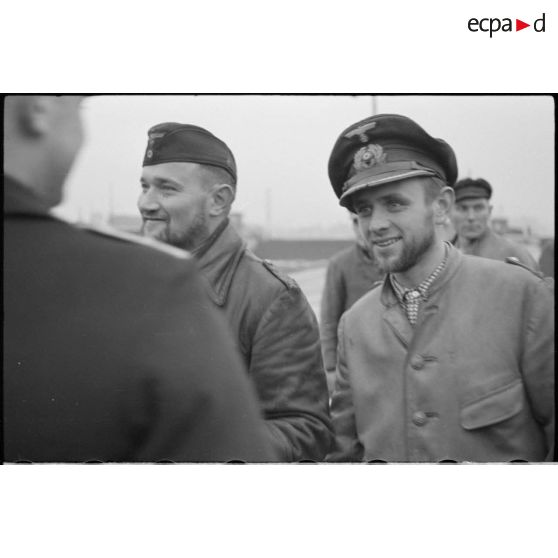 Sur le Wilhelmshaven, l'accueil sur le quai du commandant U-37 Werner Hartmann et de ses lieutenants.