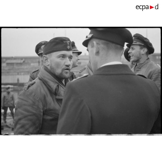 Sur le Wilhelmshaven, l'accueil sur le quai du commandant U-37 Werner Hartmann et de ses lieutenants.