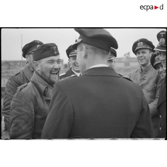 Sur le Wilhelmshaven, l'accueil sur le quai du commandant U-37 Werner Hartmann et de ses lieutenants.