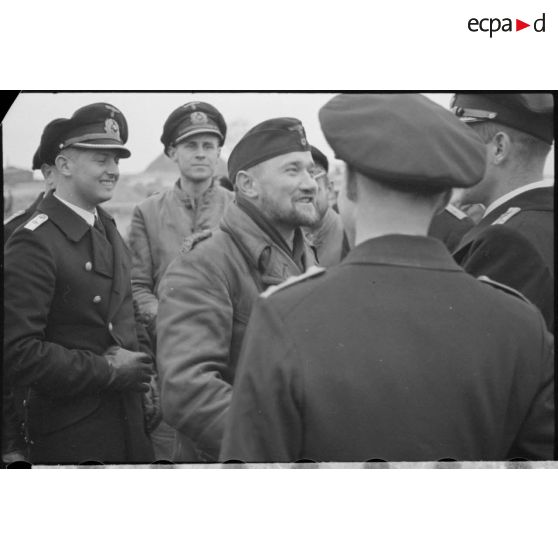 Sur le Wilhelmshaven, l'accueil sur le quai du commandant U-37 Werner Hartmann et de ses lieutenants.