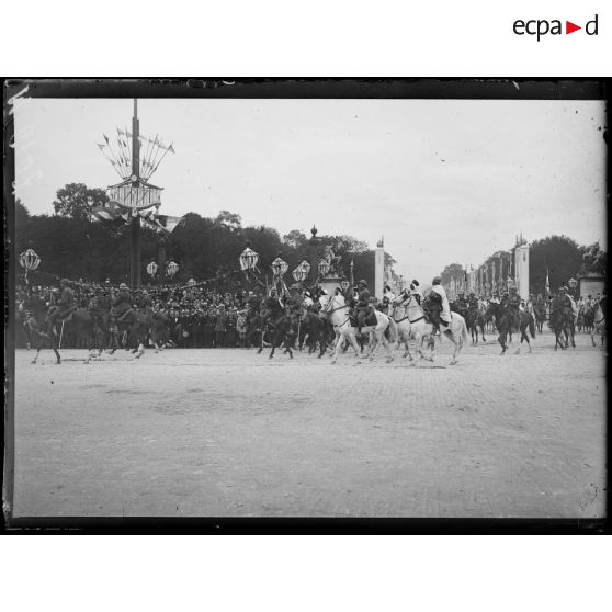 Paris, Champs-Elysées, défilé du 14 juillet 1919. Les spahis. [légende d'origine]