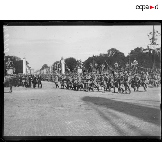 Paris, Champs-Elysées, défilé du 14 juillet 1919. Les drapeaux de l'infanterie. [légende d'origine]
