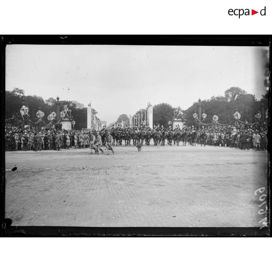 Paris, Champs-Elysées, défilé du 14 juillet 1919. L'ouverture du défilé. [légende d'origine]