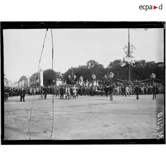 Paris, Champs-Elysées, défilé du 14 juillet 1919. Les mutilés. [légende d'origine]