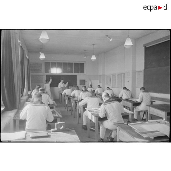 A l'école navale de Bremerhaven (Wesermünde), un cours de dessin technique.