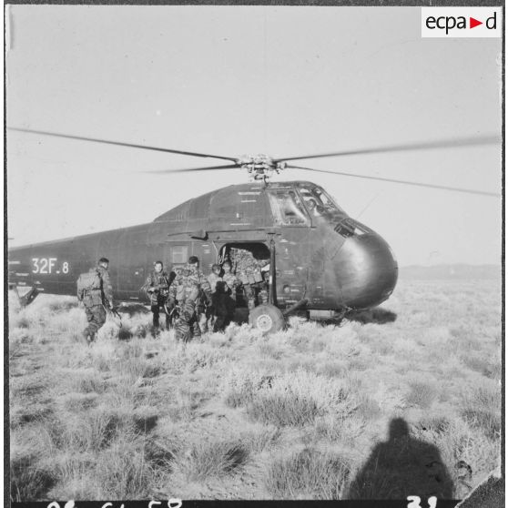 Région de Geryville. Groupement des commandos de marine en opération. Montée à bord d'un hélicoptère.