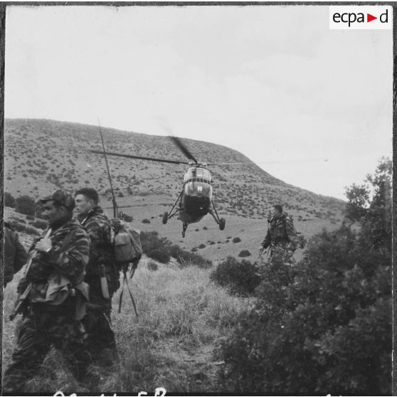 Région de Geryville. Groupement des commandos de marine en opération. Travail avec les hélicoptères.