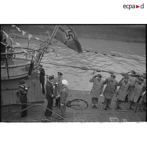 Accueil de l'U-552 à Saint-Nazaire.