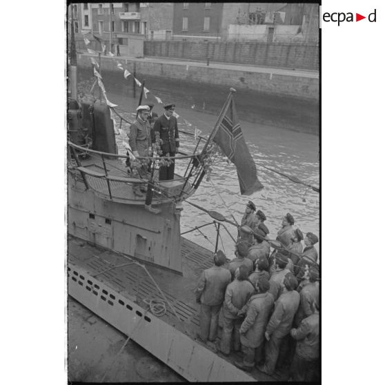 Discours du commandant de L'U-552 en présence du capitaine (Kapitänleutnant) Hebert Sohler.