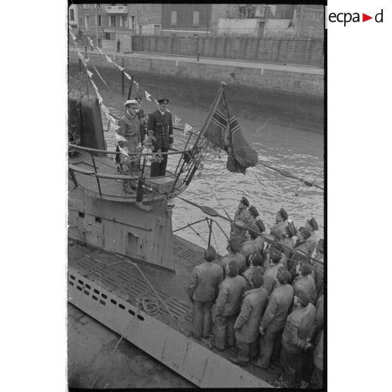 Discours du commandant de L'U-552 en présence du capitaine (Kapitänleutnant) Hebert Sohler.