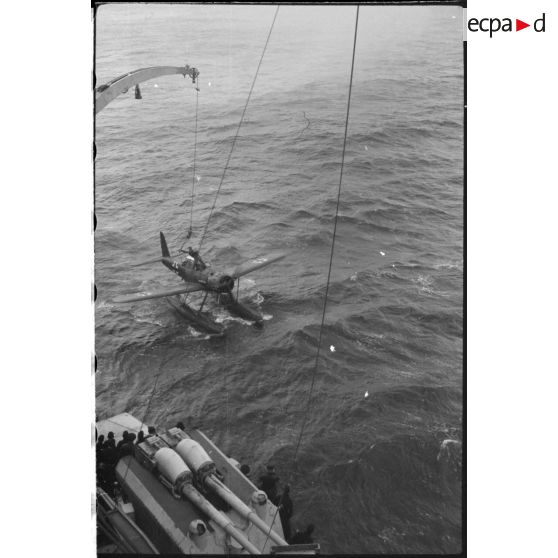 Arrivée d'un hydravion Arado Ar-196-A à bord du Scharnhorst.