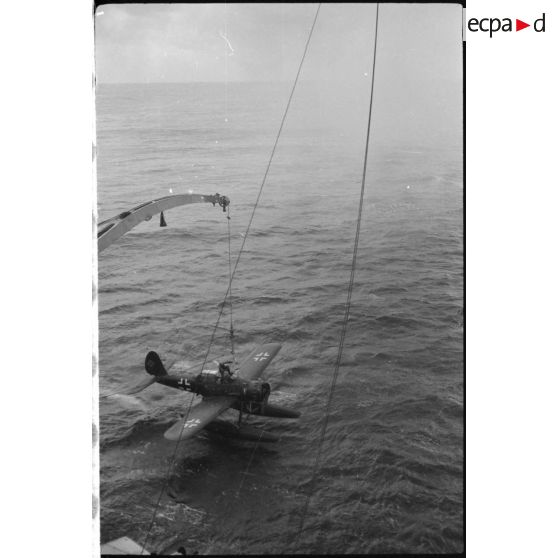 Arrivée d'un hydravion Arado Ar-196-A à bord du Scharnhorst.