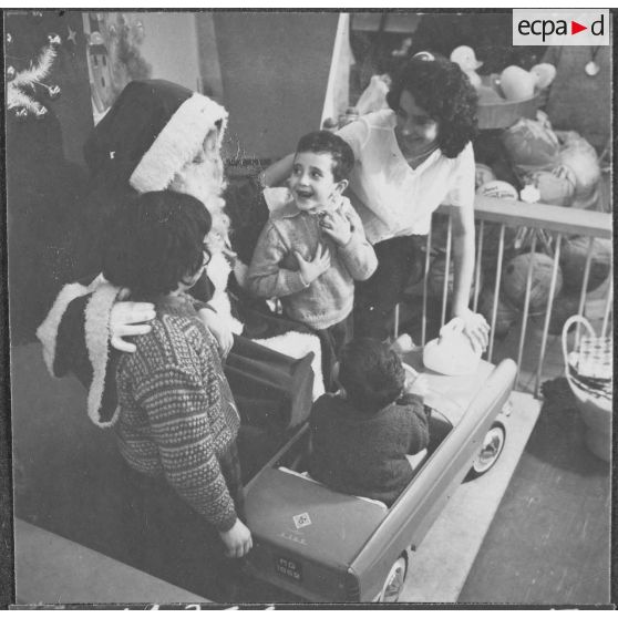 Alger. Noël. Des enfants avec le père noël.