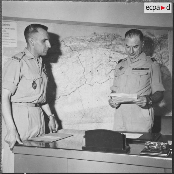 Le général Ailleret, est avec un lieutenant.