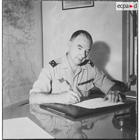 Le général Ailleret.