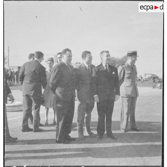 Aïn Temouchent. Inauguration d'une piste de karting. Autorité civils et militaires après la course.
