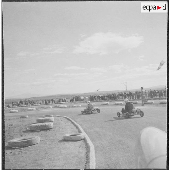 Aïn Temouchent. Inauguration d'une piste de karting. Passage de karts dans un virage.
