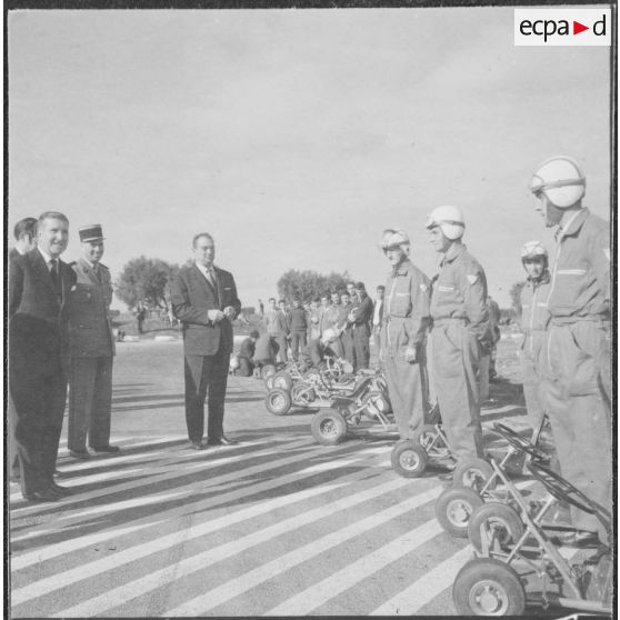 Aïn Temouchent. Inauguration d'une piste de karting. Les autorités et les coureurs.