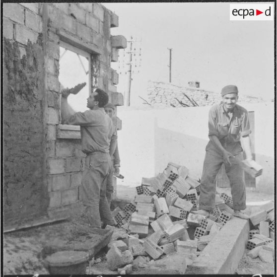 Aïn Temouchent. On procède à la finition des maisons, dans huit jours elles seront habitées.