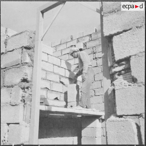 Aïn Temouchent. On procède à la finition des maisons, dans huit jours elles seront habitées.