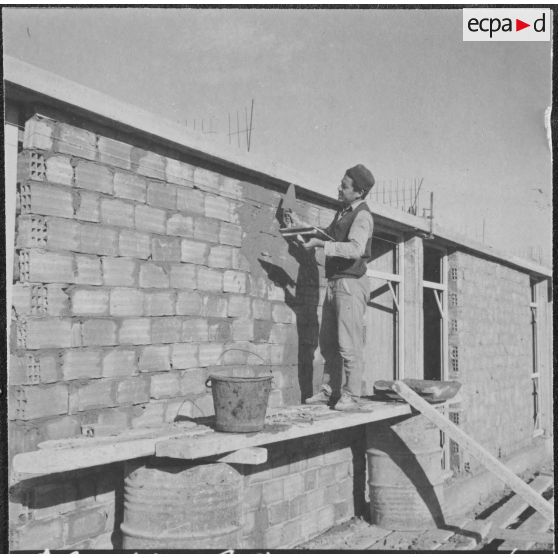 Aïn Temouchent. Un "Castor" termine sa maison.