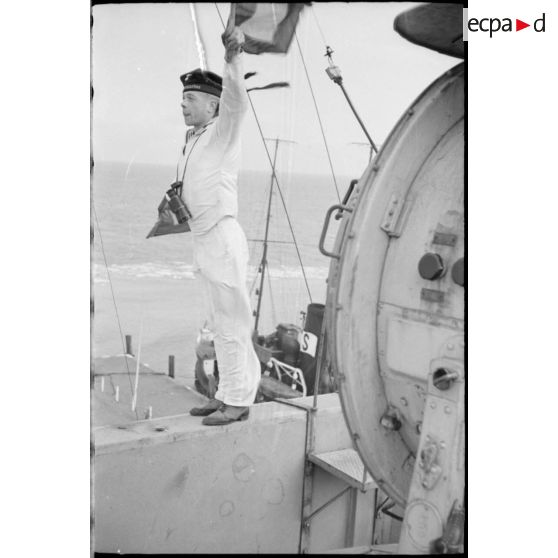 Communication entre des navires de la Kriegsmarine, à l'aide de drapeaux.